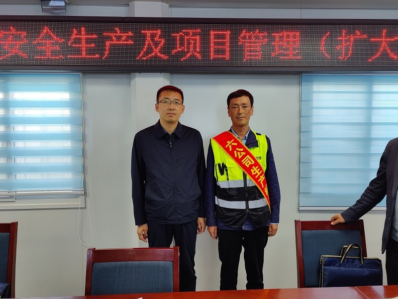 項目部月度施工生產(chǎn)標兵照片.jpg
